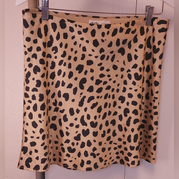 Elodie Satin Animal Print Leopard Print Mini Skirt Size XL Date Night Dressy - Picture 2 of 7
